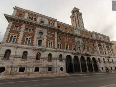 Costruito tra il 1932 e il 1935 dall�architetto Saverio Dioguardi con la collaborazione del tecnico dell�ente Luigi Baffa, rimanda gi� nella facciata a un curioso stile neoquattrocentesco fatto di bugnato, mattoni rossi, finestre a croce guelfa, cornicioni sporgenti e aquile di pietra